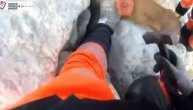 Potresan prizor spašavanja psa koji se zaglavio između dve stene: Ovi vatrogasci su pravi heroji