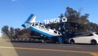 Avion morao prinudno da sleti, pa se sudario sa automobilom