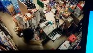 Uz pretnju nožem od radnice jednog marketa uzeo 34.700 dinara, a potom pobegao