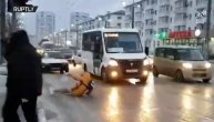 Vetar nosi pešake kao da su parčići papira: Oluja i led napravili haos u Rusiji
