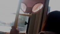 Žena okačila svoj donji veš da se suši u krcatom autobusu usred bela dana