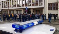 Protest u centru Čačka zbog novih epidemijskih mera, na licu mesta i policija