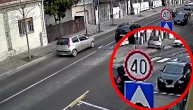 Preticao kolonu u uskoj ulici gde je ograničenje 40km na čas, pa udario u banderu: Odmah je pobegao