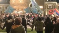 Beograđani zaigrali kolce ispred spomenika Stefanu Nemanji