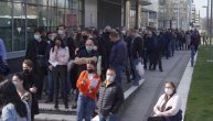 Građani iz susednih zemalja masovno došli na vakcinaciju u Beograd: Redovi ispred Belexpo centra