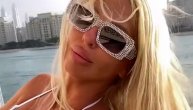 JK bombastičnim telom u mikro čipkastom bikiniju zatresla jahtu u Dubaiju: Sedite, pa gledajte!