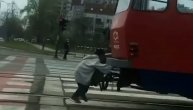 Jeziva scena usred Beograda: Dete visi sa tramvaja u punoj brzini