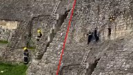 Snimak akcije spasavanje zaglavljenog mladića sa zidina na Kalemegdanu