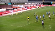Par minuta ranije su se Igrači Partizan bunili što nije suđen penal, ali sudija sad nije imao dilemu