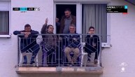 Najjača "loža" srpskog fudbala: Čovek skinuo cipele i gleda Javor - Zvezda