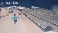 Snimak od kog zastaje dah: Dete palo na šine dok je voz jurišao ka njemu, spasao ga hrabri radnik