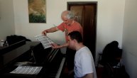 Autistični dečak pijanista Luka svojim talentom osvaju Srbiju