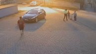 Trenutak kada žena izlazi iz automobila na Altini i počinje da razgovara sa decom