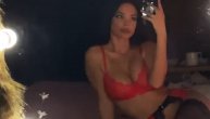 Šavija objavila vreli kućni snimak: Na sebi ima samo crveni donji veš i haltere!