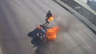 Bajker se zapalio posred auto-puta: Počeo da trči i gasi vatru