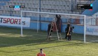 Slika i prilika superligaškog takmičenja: Utakmica samo što ne počne, a radnik krpi mrežu
