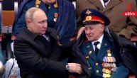 Putin pokriva ostarelog veterana: Dirljiv momenat na počasnoj tribini tokom parade za dan pobede