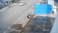 Vetar ga umalo koštao glave: Čistio patike pored gradilišta, pa vrata poletela pravo na njega