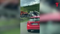 Novi snimak nesreće kod Bubanj potoka: Autobus sleteo s auto-puta, ljudi stoje okole u neverici