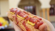 Brza hrana vs 10.000 "živuljki": Šta mislite koliko vremena treba crvićima da smažu jedan hot dog?!