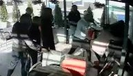 Snimak jezive tuče u Sjenici: Napadači pritrčali muškarcu u kafiću, oborili ga i udarali pesnicama