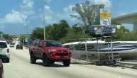 Kako si uspeo? Vozač okrenuo terenca i prevrnuo brod na autoputu