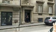 Drama na Vračaru: Devojka pokušala da pobije porodicu, policija ih izlačila kroz prozor