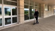 Čadež na e-trotinetu stigao u Palatu Srbije: Za manje zagađenja vazduha i više biciklističkih staza