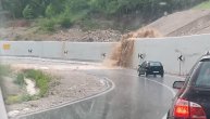 Otežan saobraćaj na ovoj deonici: Bujica se prelila preko zaštitne ograde pa poplavila put