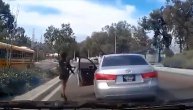 Šta ovo bi?! Usred auto-puta išetala iz vozila u pokretu