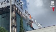 Gori hotel u Madridu: Delovi fasade padaju svuda po gradu