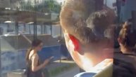 Mali maturanti u autobusu na Vidikovcu, kao u kafani: Pevaju, skaču, jedan i cigaretu zapalio