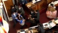 Potukli se poslanici, u pomoć im pritekle koleginice: Sevale pesnice u bolivijskom parlamentu