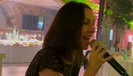 Kakav glas i emocija! Sloboda Mićalović na proslavi zapevala "Ciganine ti što sviraš"