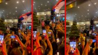 Srbikosi s bakljama dočekali Novak: Skandirali mu ime, a on je hteo da Parizom odjekuje - "Srbija"