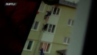 Izbavili decu iz požara na 3. spratu popevši se uz oluk: Neverovatan snimak spasavanja iz Rusije