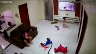 Ako ovako lomi sa 2 godine šta će da radi sa 22? Dečaka uplašio TV pa ga gađao igračkom
