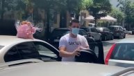 Marko nasmejan stigao po Lunu i Miu: Izašao iz auta sa cvećem vidno uzbuđen