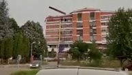 Snažan vetar oduvao krov bolnice u Pirotu: Ostaci završili u krošnjama drveća