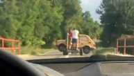 "Nesvakidašnja scena na našim putevima: Da li vi ovako "vozite" peglicu