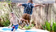 Da bi se dete utopilo ono ne mora da izađe iz dvorišta: Bazeni za bebe, bunari i burad puna vode