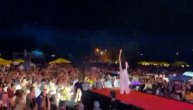 Ceca za vreme kiše na koncertu: "Valjda neće da me spuca struja ili neki grom"