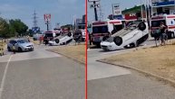 Snimak sa lica mesta nesreće na Novom Beogradu: Jedan auto prevrnut, drugom uništena hauba