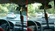 Žena vozi u kontra smeru i slika se: Zamalo da prouzrokuje dva udesa