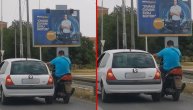 Neviđena vožnja u Borči: Vozač skutera se jednom rukom drži za auto u pokretu