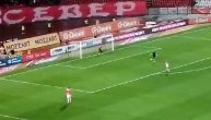Navijači Zvezde se u poluvremenu spustili na teren Marakane i šutirali penale golmanu