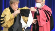 Angela Merkel dobila počasni doktorat pa se izblamirala: Svečana odora odbila saradnju