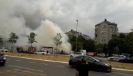 Snimak drame na Novom Beogradu: Gore kola, dim kulja, vatrogasci svim sredstvima gase plamen