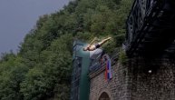 Mladić skočio sa mosta i zaprosio svoju devojku: Publika ovacijama ispratila skok
