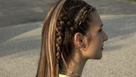 Ova frizura je hit leta 2021: Lako se pravi, efektna je i uz nju vam nije potreban nakit